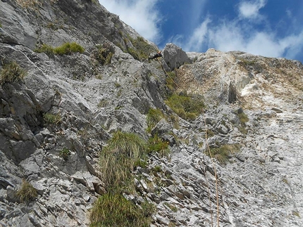 Paretone Express. Via Iurisci - D'Amico al Paretone del Gran Sasso - 4° tiro, Emanuele ingaggiato sul tratto delicato su roccia a tratti mediocre