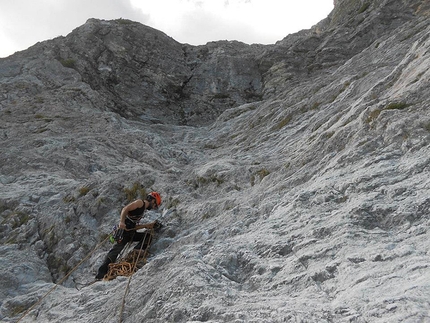 Paretone Express. Via Iurisci - D'Amico al Paretone del Gran Sasso - Sosta 4° tiro, placca compattissima cosparsa di selci.