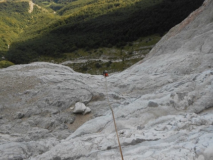 Paretone Express. Via Iurisci - D'Amico al Paretone del Gran Sasso - Emanuele risale le  compattissime placche cosparse di selci del 6° tiro