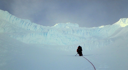 Volcan Aguilera, Hielo Sur, Patagonia - Volcan Aguilera: la cresta sembra vicina. Ma tre crepacci complicano la salita.