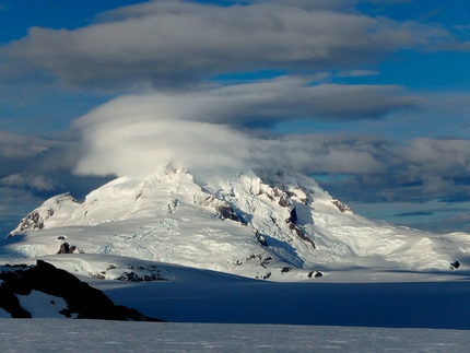 Volcan Aguilera, Hielo Sur, Patagonia - Volcán Aguilera rises impressively above the Al­tipleno Japón.­