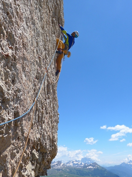 Sas Ciampac, Puez, Dolomiti - Durante l'apertura di Rien ne va plus (435m, 7b+ max, 7a oblig, Christoph Hainz, Simon Kehrer 10/2013)