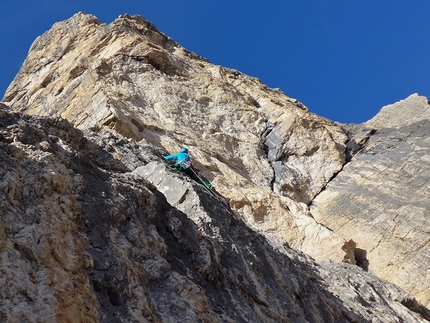 Sas Ciampac, Puez, Dolomiti - Durante l'apertura di Rien ne va plus (435m, 7b+ max, 7a oblig, Christoph Hainz, Simon Kehrer 10/2013)