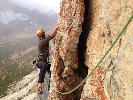 Sas Ciampac, Puez, Dolomiti - Durante l'apertura di Rien ne va plus (435m, 7b+ max, 7a oblig, Christoph Hainz, Simon Kehrer 10/2013)