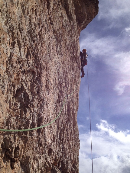 Sas Ciampac, Puez, Dolomiti - Durante l'apertura di Rien ne va plus (435m, 7b+ max, 7a oblig, Christoph Hainz, Simon Kehrer 10/2013)