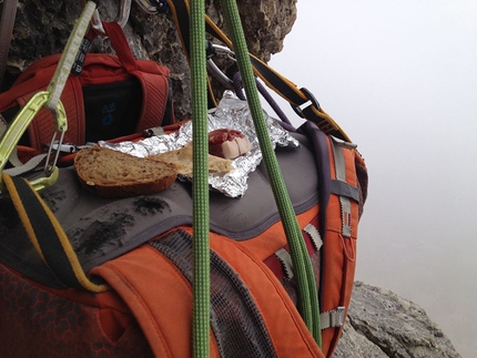 Sas Ciampac, Puez, Dolomiti - Durante l'apertura di Rien ne va plus (435m, 7b+ max, 7a oblig, Christoph Hainz, Simon Kehrer 10/2013)