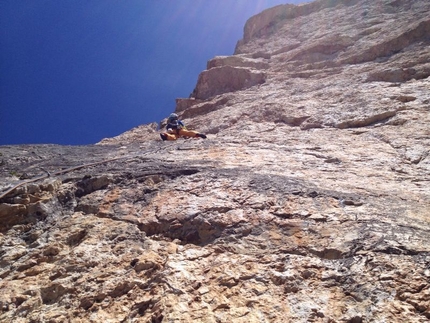 Sas Ciampac, Puez, Dolomiti - Durante l'apertura di Rien ne va plus (435m, 7b+ max, 7a oblig, Christoph Hainz, Simon Kehrer 10/2013)