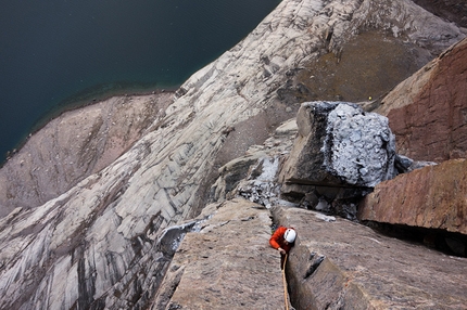 Groenlandia, isola di Baffin - Nicolas Favresse durante la prima salita di Walking the Plank, Gibbs Fjord, isola di Baffin