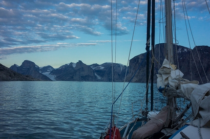 Greenland, Baffin Island - Climbing at Gibbs Fjord, Nicolas Favresse, Olivier Favresse, Ben Ditto and Sean Villanueva.