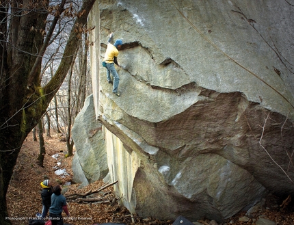 Cresciano - Giuseppe Fedon climbing Siberian Express 7b+/E7 (highball) at Cresciano