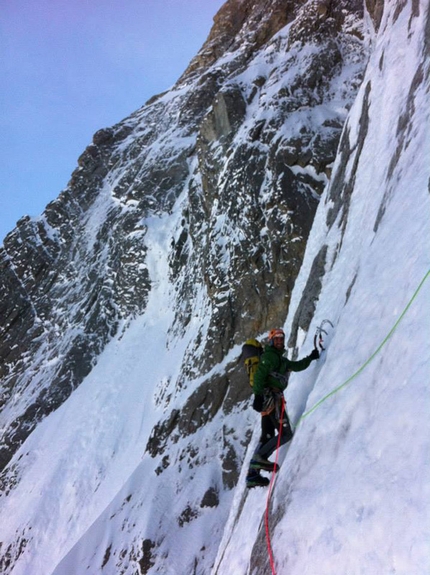 Grandes Jorasses, Corrado Pesce, Martin Elias - Corrado Pesce e Martin Elias durante la ripetizione della Directe de l'Amitié, Grandes Jorasses, Monte Bianco, 26-27/09/2014