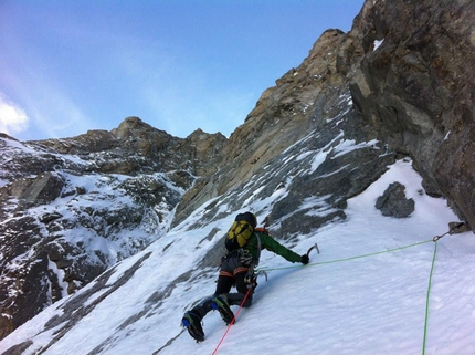 Grandes Jorasses, Corrado Pesce, Martin Elias - Corrado Pesce e Martin Elias durante la ripetizione della Directe de l'Amitié, Grandes Jorasses, Monte Bianco, 26-27/09/2014