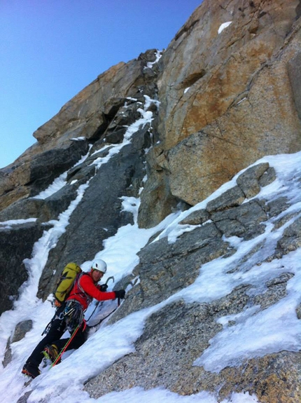 Grandes Jorasses, Corrado Pesce, Martin Elias - Corrado Pesce e Martin Elias durante la ripetizione della Directe de l'Amitié, Grandes Jorasses, Monte Bianco, 26-27/09/2014