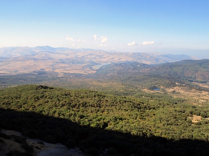 Due vie nuove in Sicilia - Dalla nord della Rocca Busambra panorama sul bosco di Ficuzza