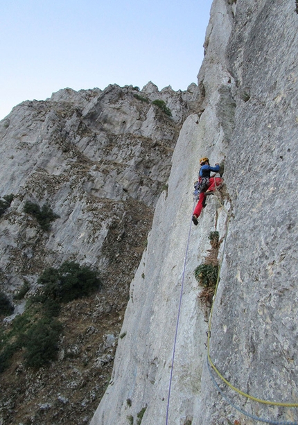 Due vie nuove in Sicilia - M. Guzzetti in apertura sul Deserto dei tartari alla Rocca Busambra