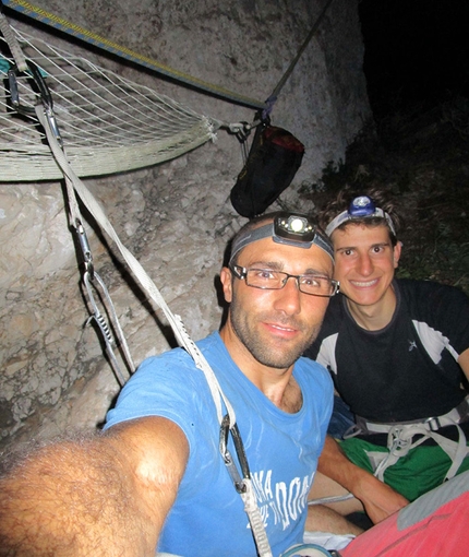 Due vie nuove in Sicilia - M. Flaccavento e M.Guzzetti durante il bivacco al nono tiro di le sirene cantano ancora