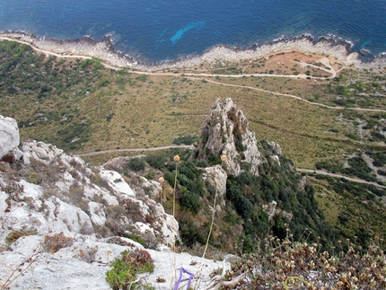 Due vie nuove in Sicilia - Vista dall’alto sulla prima parte del Pilastro delle sirene cantano ancora (Monte Gallo, Sicilia)