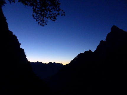 Guglia Torre di Lagunaz (P. San Lucano, Dolomiti) Via l'Uomo migliora il tempo - Alba verso lo Spiz de la Lastia