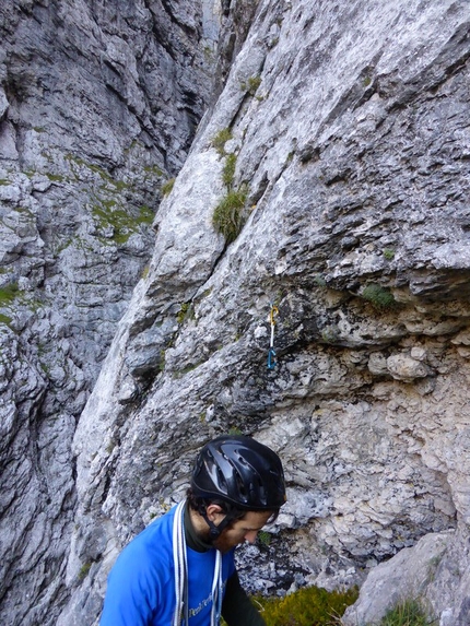 Guglia Torre di Lagunaz (P. San Lucano, Dolomiti) Via l'Uomo migliora il tempo - Nicchia dell'attacco