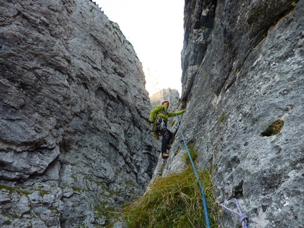 Guglia Torre di Lagunaz (P. San Lucano, Dolomiti) Via l'Uomo migliora il tempo - Sulla prima lunghezza