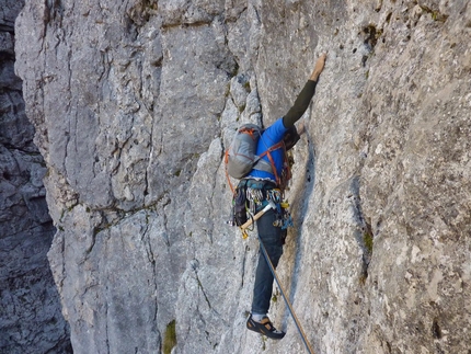 Guglia Torre di Lagunaz (P. San Lucano, Dolomiti) Via l'Uomo migliora il tempo - L 4 di VI