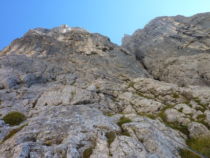 Guglia Torre di Lagunaz (P. San Lucano, Dolomiti) Via l'Uomo migliora il tempo - La parete della Torre di Lagunaz