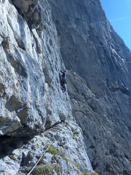 Guglia Torre di Lagunaz (P. San Lucano, Dolomiti) Via l'Uomo migliora il tempo - L 10, Beppe Ballico sulla placca di VII