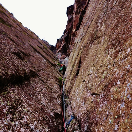 Giù la testa, Lagorai, Dolomiti - Durante l'apertura di Giù la testa, Lagorai, Dolomiti  (350m VIII / VIII+, Peter Moser, Thomas Ballerin, Iwan Canins, Roberto Ronzani 2014)