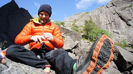 Profilveggen, Norvegia - Crister Jansson si mette il nastro prima di salire Ronny Medelsvensson, Profile wall, Jossingfjord, Norvegia