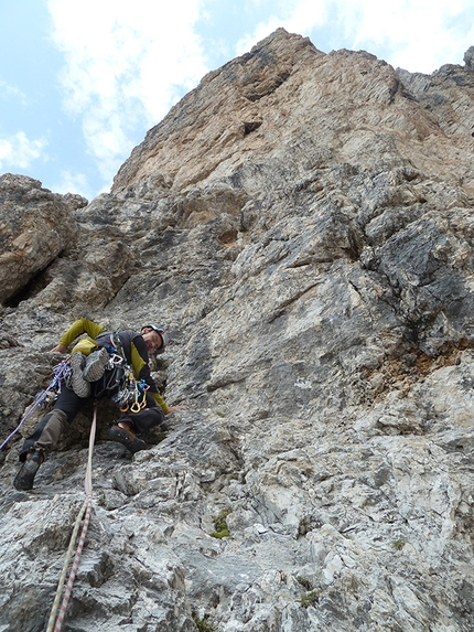 Sguardo al Passato, Val d’Ambiez, Dolomiti di Brenta - Gianluca Bellamoli sul secondo tiro di Sguardo al Passato, aperta insieme a Andrea Simonini in Val d’Ambiez, Dolomiti di Brenta