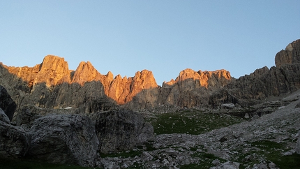 Sguardo al Passato, Val d’Ambiez, Dolomiti di Brenta - Durante l'apertura di Sguardo al Passato (300, 7a+, Andrea Simonini, Gianluca Bellamoli 08/2014), Val d’Ambiez, Dolomiti di Brenta