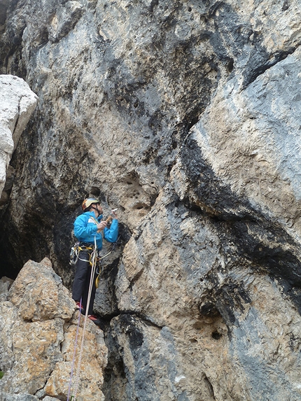 Sguardo al Passato, Val d’Ambiez, Dolomiti di Brenta - Andrea Simonini durante l'apertura del terzo tiro di Sguardo al Passato, Val d’Ambiez, Dolomiti di Brenta