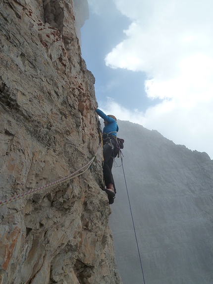 Sguardo al Passato, Val d’Ambiez, Dolomiti di Brenta - Andrea Simonini in apertura sul quinto tiro di Sguardo al Passato, Val d’Ambiez, Dolomiti di Brenta