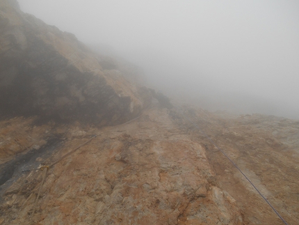 Sguardo al Passato, Val d’Ambiez, Dolomiti di Brenta - Gianluca Bellamoli immerso nelle nebbie durante l'apertura di Sguardo al Passato, Val d’Ambiez, Dolomiti di Brenta