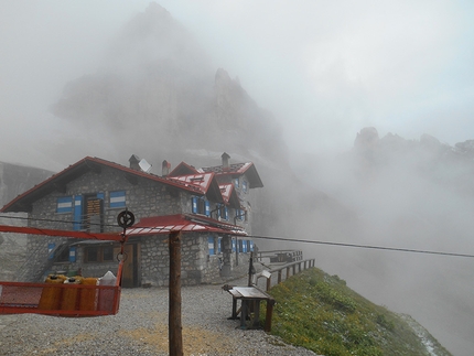 Sguardo al Passato, Val d’Ambiez, Dolomiti di Brenta - Andrea Simonini, in attesa del bel tempo, Val d’Ambiez, Dolomiti di Brenta