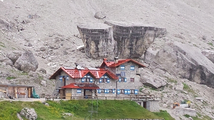 Sguardo al Passato, Val d’Ambiez, Dolomiti di Brenta - Durante l'apertura di Sguardo al Passato (300, 7a+, Andrea Simonini, Gianluca Bellamoli 08/2014), Val d’Ambiez, Dolomiti di Brenta