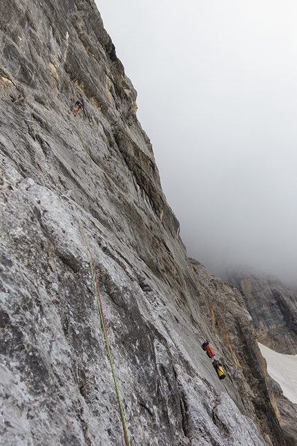 Colonne d'Ercole, Civetta, Dolomiti - Alex Walpoth e Martin Dejori durante la prima ripetizione di Colonne d'Ercole, Civetta,  Dolomiti