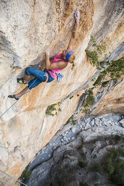 Sasha DiGiulian and Edu Marin repeat Viaje de Los Locos in Sardinia