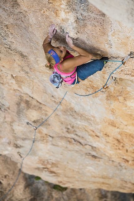 Sasha DiGiulian, Edu Marin - Sasha DiGiulian and Edu Marin repeating Viaje de Los Locos, Gole di Goroppu, Sardinia.