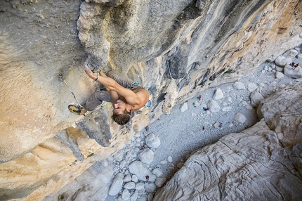 Sasha DiGiulian, Edu Marin - Sasha DiGiulian and Edu Marin repeating Viaje de Los Locos, Gole di Goroppu, Sardinia.