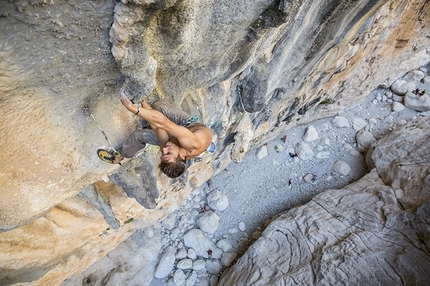 Sasha DiGiulian, Edu Marin - Sasha DiGiulian and Edu Marin repeating Viaje de Los Locos, Gole di Goroppu, Sardinia.