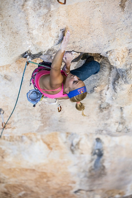 Sasha DiGiulian, Edu Marin - Sasha DiGiulian e Edu Marin durante la ripetizione di Viaje de Los Locos, Gole di Goroppu, Sardegna.