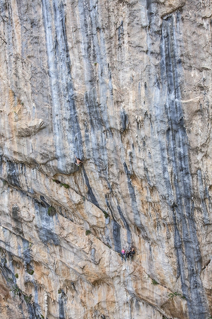 Sasha DiGiulian, Edu Marin - Sasha DiGiulian e Edu Marin durante la ripetizione di Viaje de Los Locos, Gole di Goroppu, Sardegna.