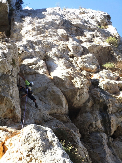 Pizzo Lungo, Monti di Calamigna, Sicilia - Massimo Flaccavento in apertura sul primo tiro di Leggende di paese (110m, VII- max, V obblig, Massimo Flaccavento, David Gallo 30/09/2014),  Pizzo Lungo (Monti di Calamigna) Sicilia