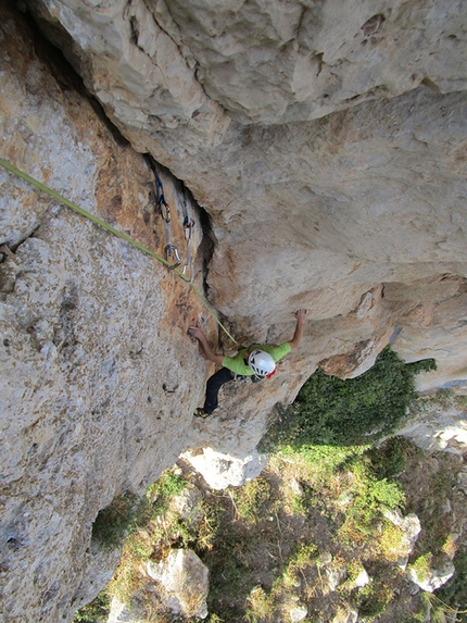 Pizzo Lungo, Monti di Calamigna, Sicilia - David Gallo sulla bella fessura del primo tiro durante l'apertura di Leggende di paese (110m, VII- max, V obblig, Massimo Flaccavento, David Gallo 30/09/2014),  Pizzo Lungo (Monti di Calamigna) Sicilia