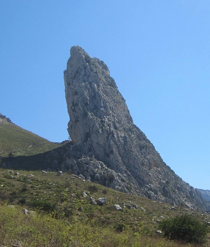 Pizzo Lungo, Monti di Calamigna, Sicilia - Il Pizzo Lungo, una tra le più affascinati strutture rocciose dell'isola.
