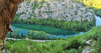 Omiš, Croazia - L'arrampicata a Omiš, Dalmatia, Croazia: sulla via Fatureta 7c+ nella nuova falesia Perivoj