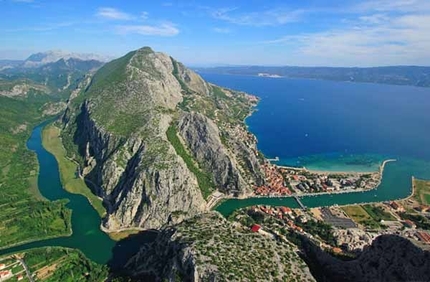 Omiš, Croazia - L'arrampicata a Omiš, Dalmatia, Croazia:  un paradiso per tutti i tipi di attività all'aria aperta, tra cui anche il rafting e il canyoning.