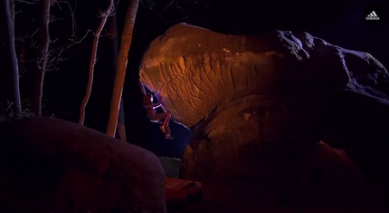 Fontainebleau - Paris - La Nuit: Mélissa Le Nevé sul boulder La Baleine 7A a Fontainebleau