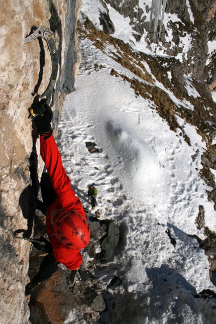 Val Lunga, Dolomites - Martin Riegler climbing 'La sor blanche', Val Lunga (Val Gardena), Dolomites